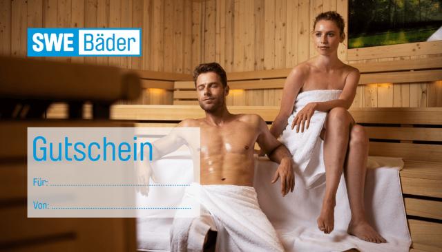 Junges Pärchen sitzt entspannt in der Sauna