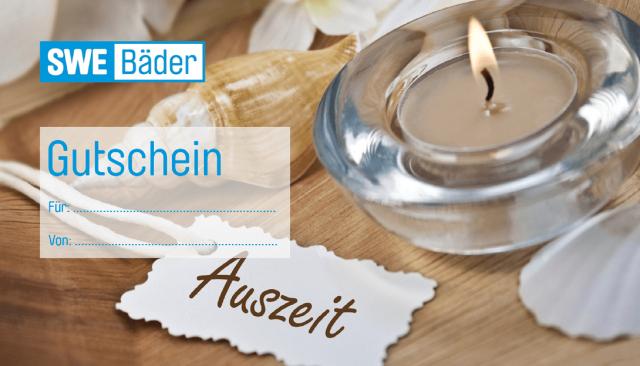 Arrangement mit Teelicht, Muscheln und Blütenblätter und Etikett mit Aufschrift Auszeit