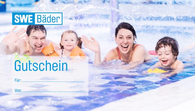 Foto einer lachenden und winkenden Familie mit 2 kleinen Kindern im Schwimmbecken